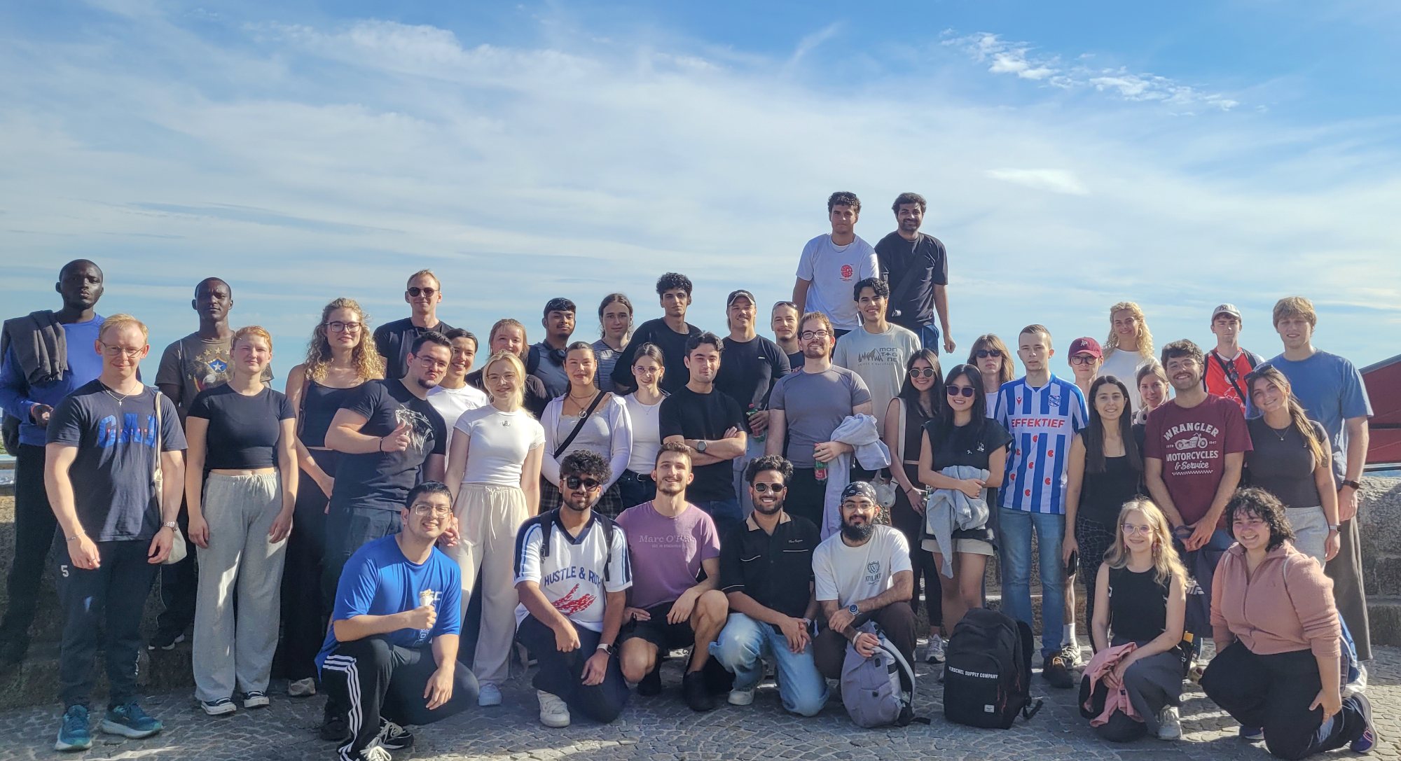 Exchange students and SNJKU members in a group photo